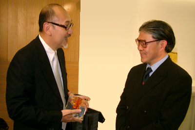 司徒傑先生向霍震霆先生介紹點心衛視以大珠三角為目標的定位及節目內容,並向霍先生致送紀念品以示謝意。
