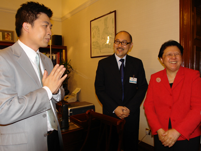 Mr. Kit Szeto, Mrs. Rita Fan and program host Li Chan-Wing.