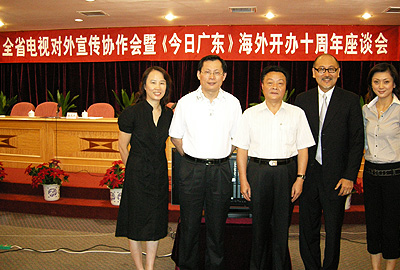 from left: Lynna Qi, Corporate Communication Controller of Dim Sum TV, Mr. Zhang Weijian, Vice President of the Southern Media Corporation and President of Guangdong TV, Mr. Li Shoujin, Deputy Head of the Publicity Department of Guangdong Provincial Government and Director of the Provincial Information Office, Mr. Kit Szeto, Director & CEO of Dim Sum TV, as well as Ms. Rebecca Ma, Corporate Communication Officer of Dim Sum TV.
