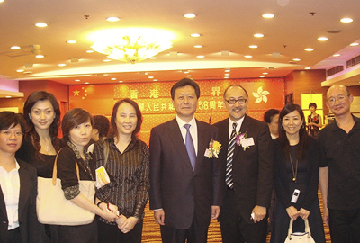中聯辦副主任李剛先生(中)、點心衛視董事兼行政總裁司徒傑先生與夫人(右二、三)、和點心衛視多位高層及相關人仕出席酒會。右起:營運總裁陳龍生先生、企業及傳訊部總監戚山寧小姐、節目部總監胡兆衡小姐、企業及傳訊部主任馬戎小姐,及助理項目策劃總監林衛平小姐。