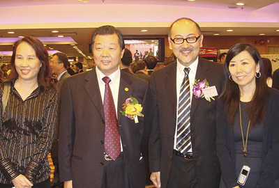 執委會主席、香港文匯報董事長兼社長張國良先生(左二),與司徒傑伉儷、戚山寧小姐於會場合照留念。