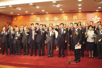 A toast to China by senior government officials, led by Mr. Zhang Guo Liang, the Executive Committee Chairman and Hong Kong Wen Wei Po Director (front)