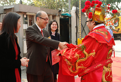 财神”给司徒杰先生拜年。