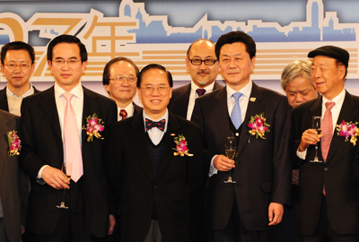 司徒傑先生(後排右二)與主禮嘉賓合照。中:香港特區行政長官曾蔭權先生、前排右二:中央人民政府駐香港特別行政區聯絡辦公室副主任李剛先生、前排左一:外交部駐港特派員公署副特派員楊子剛先生、前排右一:嘉華國際集團主席呂志和博士。