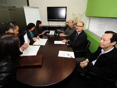 Deputy Director General Ms. Chen Yi-zhu and Director of Publicity Supervision Office Zhao Ping listen to a Dim Sum TV update report during the meeting.