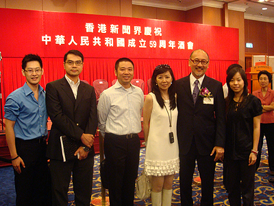 點心衛視董事兼行政總裁司徒傑先生與夫人(左二、三)、和點心衛視多位公司代表出席酒會。左起:公共事務及企業傳訊部公共事務經理鄭重先生、執行副總裁兼財務總監林德文先生、制作統籌部-頻道包裝創作總監梁永安先生。右一: 公共事務及企業傳訊部公共事務主任黃勉小姐。