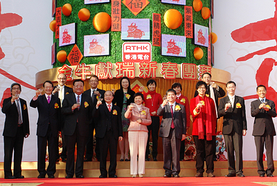 The Secretary for Commerce and Economic Development, Mrs. Rita Lau (in front, center) together with RTHK’s Director of Broadcasting, Mr. Franklin Wah (in front, fourth from left) join in a toast with representatives from the Hong Kong media industry.