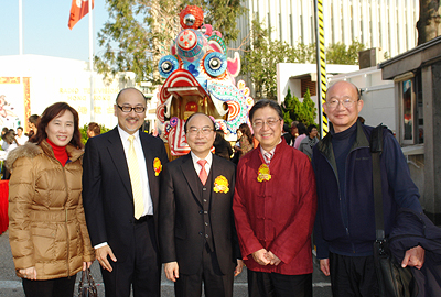 点心电视有限公司董事兼行政总裁司徒杰先生（左二）、执行副总裁兼营运总裁陈龙生先生（右一）、公共事务/企业传讯部总监戚山宁小姐（左一）与香港电台广播处长黄华麒先生（图中）及助理广播处长张文新先生（右二）在大麒麟前合照，祝愿2009年传媒跨平台合作顺利，牛年大旺！