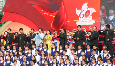 成龙联同内地青年歌唱家刘媛媛与青年代表一同献唱大会主题曲「国家」。