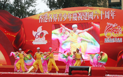 Folk song and dance performance by representatives from Ningxia.