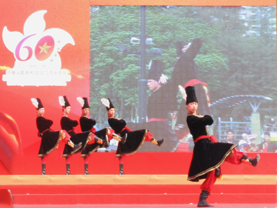 新疆维吾尔族自治区代表团表演民族歌舞《刀郎》。