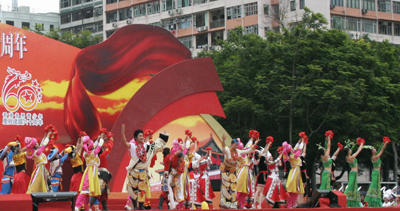 The Sichuan and other delegations performing in the finale of the variety show.