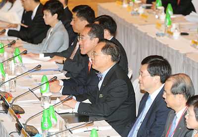 曾蔭權率領港方代表團進行會議。