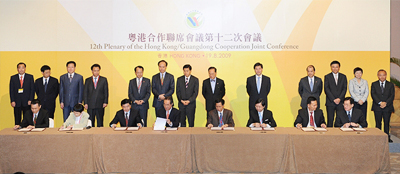 Chief Executive Donald Tsang and Governor of Guangdong Province Huang Huahua witnessing the signing of the Hong Kong-Guangdong cooperation agreement.