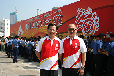 點心衛視董事兼行政總裁司徒傑先生(右)與南方廣播影視傳媒集團總裁張惠建先生(左)應邀作為嘉賓持旗手參與《向國旗致敬》活動。
