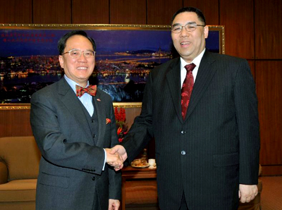 Mr. Donald Tsang, Chief Executive of the Hong Kong SAR, meeting with the Chief Executive of the Macao SAR, Mr. Chui Sai On.