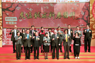 各傳媒機構負責人以及商務及經濟發展局局長劉吳惠蘭女士(前排左四),連同商務及經濟發展局常任秘書長(通訊及科技)栢志高先生(前排右三),在台上向大家祝酒。