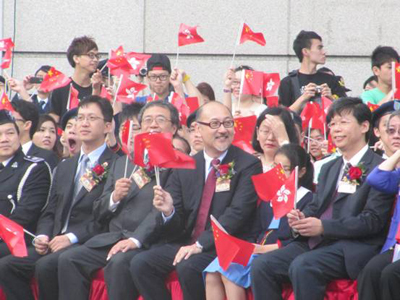 Mr. Kit Szeto (fourth from left, front row) with other officiating guests and students taking part in the activities.