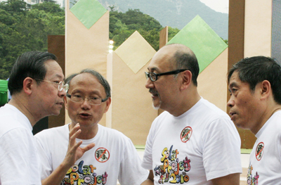 司徒傑先生(右二)與保安局副局長黎棟國(左一)交談。左二為助理廣播處長戴建文,右一為香港商報副總編輯王陶。