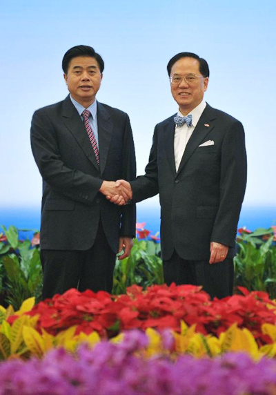 行政長官曾蔭權(右)與廣東省省長黃華華在會議前握手。