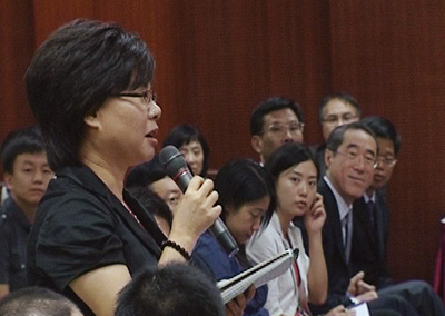 “我是點心衛視記者,請問曾先生……”。前排右二為陪同行政長官出席會議的政務司長長唐英年先生。