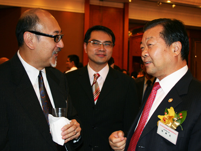 司徒傑先生(左)、點心衛視執行副總裁林德文先生 (中)、香港新聞界國慶籌委會執委會主席張國良先生。