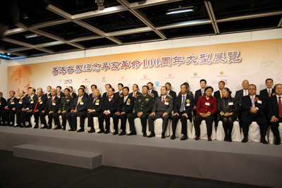 部分主禮嘉賓:解放軍駐港部隊司令員張仕波中將(前排左七),中央駐港聯絡辦公室主任彭清華先生(左八),全國政協副主席董建華先生(左九),香港特區行政長官曾蔭權先生(左十),外交部駐港特派員呂新華先生(左十一),解放軍駐港部隊政委王增缽中將(左十二),中華總商會會長蔡冠琛先生(左十三)。