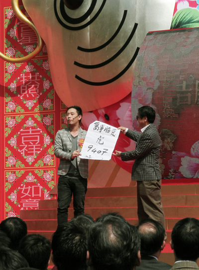 首名獲第六屆匈牙利Joker Magic國際魔術大獎賽冠軍的香港人甄澤權,即席邀請嘉賓玩魔術。