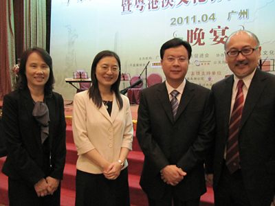 廣東省港澳辦公室主任譚君鐵先生(右二)、副主任金萍小姐(左二),與點心衛視董事兼行政總裁司徒傑先生(右一)、公共事務部總監戚山寧小姐(左一)合影。