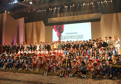 香港及內地近千名青少年參加了滙演。表演結束後,部分人和主禮嘉賓大合照。