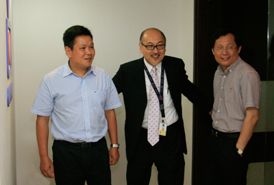 司徒傑先生(中) 和張惠建先生(右)接待莫高義先生(左)。