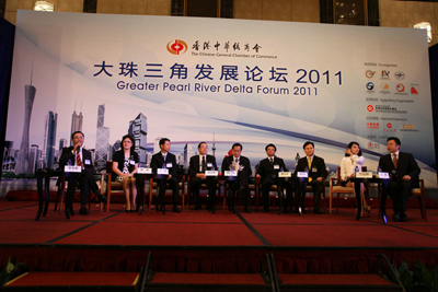 “大珠三角發展論壇2011”的市長論壇。肇慶市副市長黃玲女士(左二),東莞市副市長江凌先生(左三),珠海市副市長陳洪輝先生(左四),廣州市副市長陳明德先生(左五),惠州市副市長操向農先生(左六),中山市副市長殷昭舉先生(左七)。