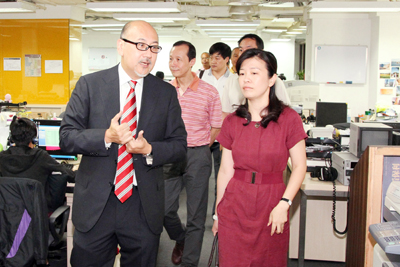 Mr. Kit Szeto accompanying Ms. Shao Jin and her party on a tour of Dim Sum TV.