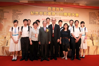 Mr. Kit Szeto with Mrs. Wong Chow Kuen Kuen, Standing Committee Member of the Chinese General Chamber of Commerce and School Supervisor of Fukien Secondary School (3rd from left), Mr. Yok Mu Ming, Chairman of the New Party of Taiwan (4th from left), and students from Fukien Secondary School.