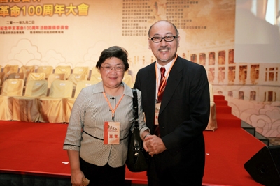 Mr. Kit Szeto catching up with his old friend, Mrs. Wong Chow Kuen Kuen.