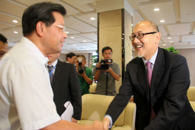 Mr. Lin Xiong, member of the Standing Committee of the CPC Guangdong Committee and Director General of the Publicity Department of the CPC Guangdong Committee, exchanging greetings with Mr. Kit Szeto.