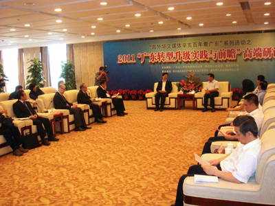 Mr. Lin Xiong and Mr. Wong Shu Shing, President of Hong Kong Wen Wei Po Daily News, meeting overseas media representatives before the conference. Third from left is Mr. Kit Szeto.