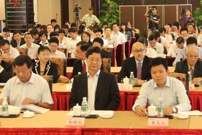 在會議前排就坐的主機構負責人。由左至右:林雄先生,王樹成先生,莫高義先生。
