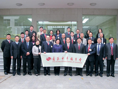 Ms. Lei Yulan, Vice Governor of the Guangdong People’s Government (6th from left), with members of the delegation: Mr. Liao Jingshan, Deputy Director General of the Hong Kong and Macau Affairs Office of Guangdong Province (2nd from left); Mr. Zhang Huijian, President of Southern Media Corporation (3rd from left); Ms. Cora Chan, Committee Member of CGCC and Managing Director of Bloomfield Ltd. (4th from left); Mr. Kit Szeto, Chairman of the CGCC Art & Culture Committee and Director & CEO of Dim Sum TV (5th from left); Dr. Jonathan Choi, Chairman of the CGCC and the Sun Wah Group (7th from left); Mr. Fang Jianhong, Director-General of the Culture Department of Guangdong Province (8th from left); Mr. Lam Kwong Yu, Committee Member of CGCC and Chairman of Starlite Holdings Ltd. (9th from left).