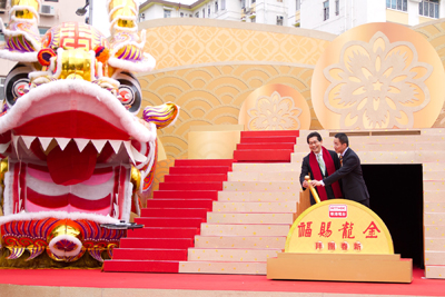 Mr. Gregory So and Mr. Roy Tang daubing the eyes of the dragon head together.