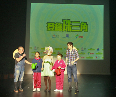本地“農夫”Leo, Matthew和兩名澳門濠江中學附屬小學的同學,幫助“花仙子”為植物澆水。