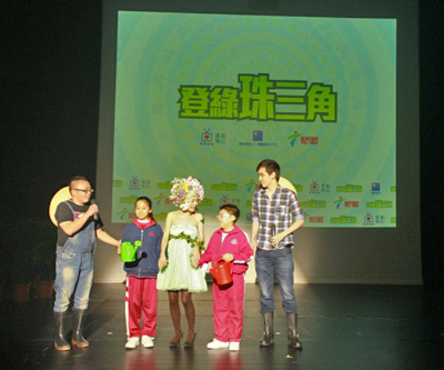 Two students from the Primary School of Hou Kong Middle School, Macau, joined local farmers Leo and Matthew in watering plants for the “Flower Fairy”.