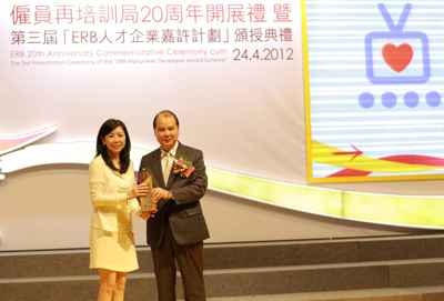 Mr. Matthew Cheung Kin Chung, GBS, JP, Secretary for Labour & Welfare, presenting the award to Dim Sum TV’s representative, Ms. Ceci Chuang.