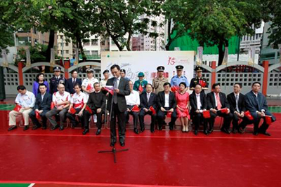 香港各界青少年慶回歸15周年系列活動執行主席曾智雄先生致詞。座者:中聯辦副主任王志民先生(右七),民政事務局局長 曾德成先生(右八),點心衛視董事兼行政總裁司徒傑先生(左三),廣東南方電視台台長蔡照波先生(左四)。
