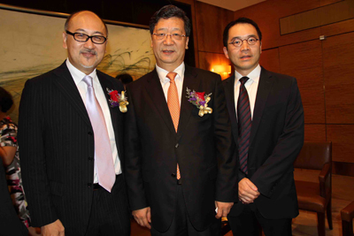司徒傑先生和龐俊怡先生與主辦機構負責人,文滙報董事長、社長王樹成先生合照。