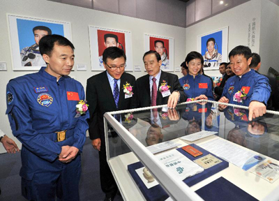 一眾主禮嘉賓參觀“中國首次載人交會對接航天展”。由左至右:景海鵬,署理財政司司長陳家強,牛紅光,劉洋、劉旺。