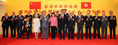 行政長官梁振英先生(前排左八),中聯辦殷曉靜副主任(前排左七),中華總商會報蔡冠深會長(前排左六),基本法委員會梁愛詩副主任(前排左五)等主禮嘉賓在臺上祝酒。