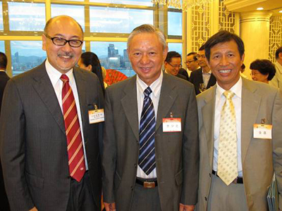 由左至右:司徒傑先生,前保安局局長李少光生,香港汽車零部件工業協會會長黃震博士。