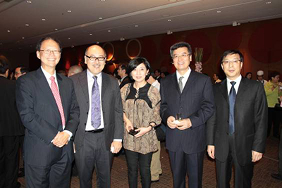 由左至右：恒隆地產董事總經理陳南祿先生，司徒先生，黃美玲小姐，大公報總編輯賈西平先生，文匯報副總編輯尹樹廣先生。