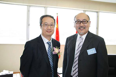 儀式開始之前,中聯辦青年工作部副部長李薊貽先生(左)與點心衛視董事兼行政總裁司徒傑先生在貴賓室交談。